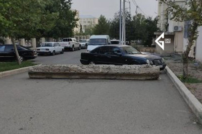 Gəncədə yol betonla bağlanıb: təcili tibbi yardım maşınları oradan keçə bilmirlər