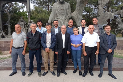 Qaxlı aktyorlar Gəncəyə səfər zamanı həlak olmuş dinc sakinlərin xatirəsini yad ediblər