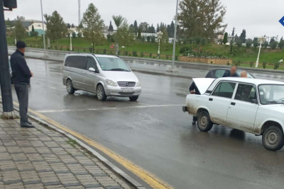 Gəncədə qəza: "VAZ-2107"-in yük (baqaj) hissəsi əzilib