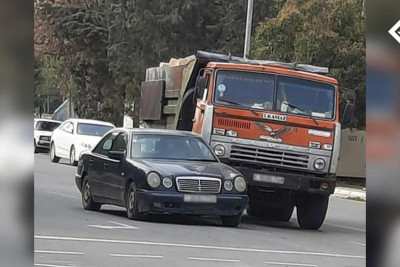 Gəncədə yük və minik avtomobilləri toqquşublar
