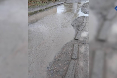 Gəncədə yağmurlu hava şəraiti avtomobil və piyadalar üçün çətinliklər yaradıb