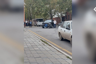 Gəncədə iki maşın toqquşub: avtomobilin biri aşıb