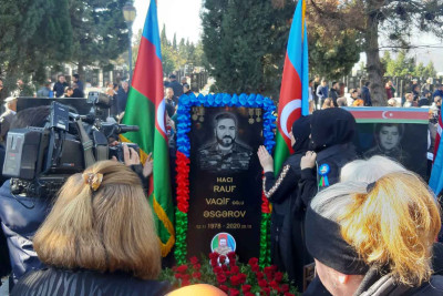 Minlərlə Gəncə sakini şəhidin anım günü münasibəti ilə toplaşıblar