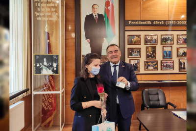 Raket hücumları nəticəsində hər iki valideynini itirmiş Sevil Əliyeva ilə görüş keçirilib