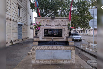 İki Gəncəli şəhidin rəsmi inşa edilən ehsan bulağında əks olunur