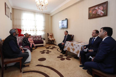 Gəncədə Sahil Babayev valideyinlərini itirən Nilayla görüşüb