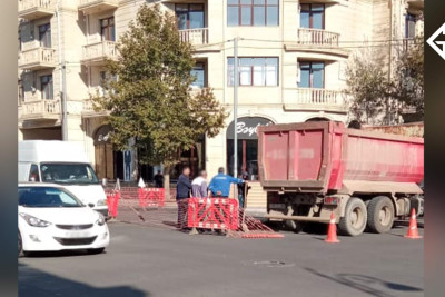 Gəncə: texnika vasitəsi ilə su borusu təmir edilir