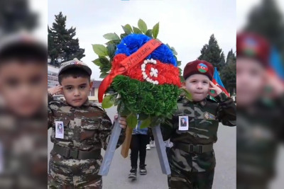 Gəncədə balacalar Şəhidlər xiyabanına baş çəkiblər