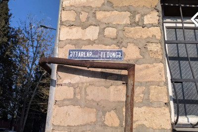 Qədim Əttarlar məhəlləsində yerləşən eyni adlı küçədə asfalt yoxdur
