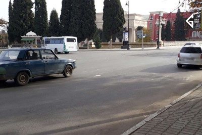 Gəncədə piyada keçidi zolaqlanmayıb: sürücülər sakinlərə yol vermirlər