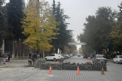 Gəncədə yerləşən yolun döşəməsi yenilənir