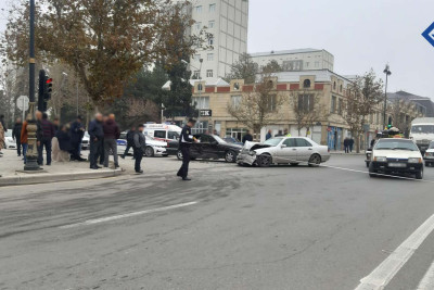 Gəncə: səhər saatlarında minik avtomobilləri toqquşub