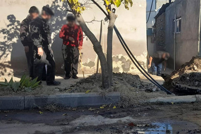 Gəncənin Ozan küçəsində su borusu təmir olunur