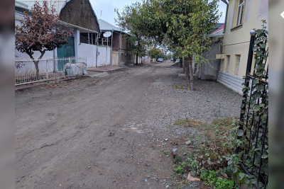 "Yol palçıq içində batır" - Qocalar evi yerləşən küçənin sakini bildirib