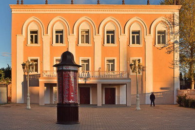 Teatrın aktyorları nümayiş etdikləri tamaşa ilə mövsümün açılışına imza atıblar