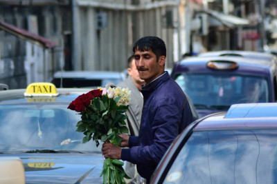 Gəncədə piyadaların hərəkətini çətinləşdirən küçə alverçilərinə qarşı reyd aparılıb