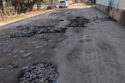 Gəncənin 36 nömrəli məktəbinə gedən yolda asfalt yoxdur