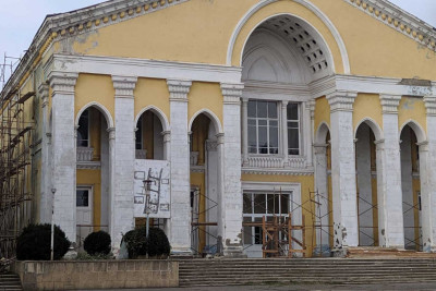 Gəncədə erməni terroru zamanı zədələnmiş kinoteatrın binası təmir olunur