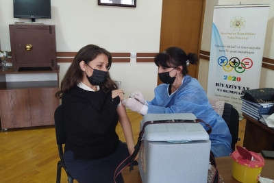 Gəncədə təhsil işçilərini üçüncü doza ilə vaksinasiya edirlər