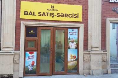 Gəncədə bal sərgilənir: bir kiloqram alana biridə hədiyyə olunur