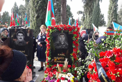 Şəhər sakinləri Gəncənin üç qəhramanını ziyarət ediblər