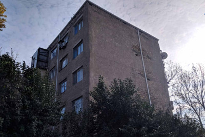 Gəncədə yerləşən yataqxana: ikinci mərtəbənin balkonu uçmaq üzrədir