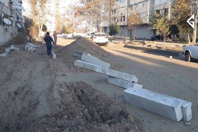 Gəncədə bina evinin həyətində yenidən qurma işləri görülür