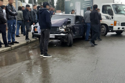 Gəncədə qəza: Aqrar Universitetinin qarşısında üç maşın toqquşub