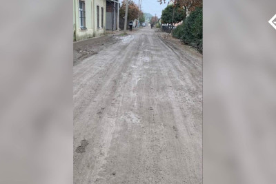 Gəncə: 23 nömrəli məktəbin yaxınlığında sakinlər ayaqlarında sellofan torba ilə hərəkət edirlər