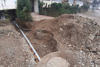 Gəncə: binanın kanalizasiya xətti dəyişəndən sonra basdırılmayıb