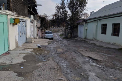 Gəncədə su borusu partlayıb: küçə boyu su axır
