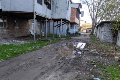 Gəncədə yerləşən bu binaların arxasında natəmizlik var