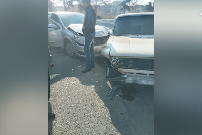 Gəncədə "Opel" markalı avtomobil qəza törədib