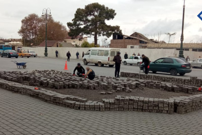Gəncə küçələrində tamet daşlarından ibarət döşəmələr yenilənir