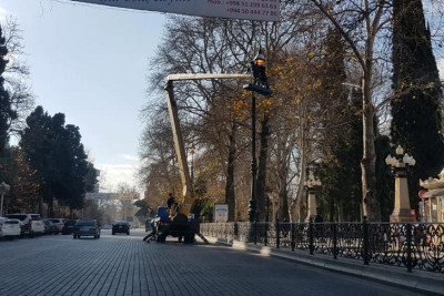 Gəncədə işıqlandırma sistemlərinin təmiri geniş vüsət alıb