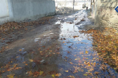 Gəncədə yerləşən küçədə su xətti partlayıb