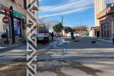 Gəncədə kanalizasiya quyusu daşıb: küçədə hərəkət məhdudlaşdırılıb