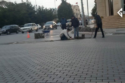 Gəncənin mərkəzi küçələrində tamet daşları örtüyü yenilənir
