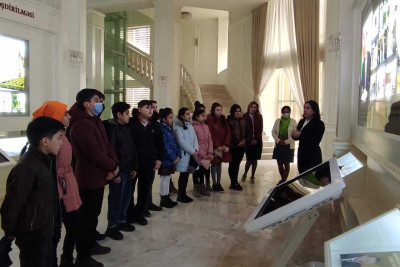 Gəncədə məktəblilər İlham Əliyevin yubileyi ilə bağlı tədbirdə iştirak ediblər