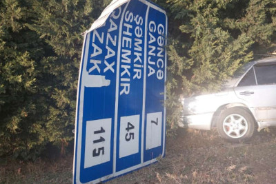 Gəncədə minik avtomobili aşaraq lövhəyə çırpılıb