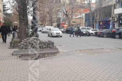 Gəncənin mərkəzində yolda dərin çuxur əmələ gəlib