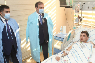 Gəncə: Niyazi Bayramov yaralı Anar Rəhimlini ziyarət edib