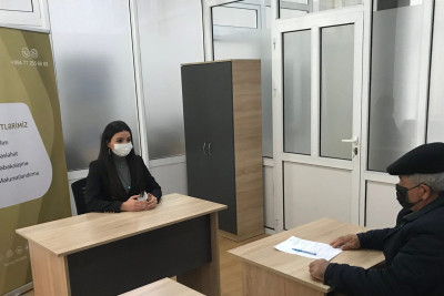Gəncə: KOBİM eksperti sahibkarla görüşüb