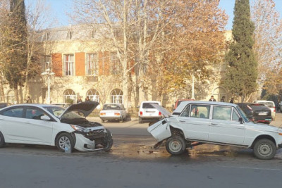 Gəncədə üç avtomobilin iştirakı ilə qəza baş verib