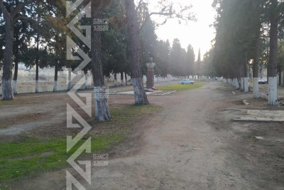 Gəncədə park təmizlənib: tullantılar yığışdırılıb, sınıq oturacaqlar isə qalıb