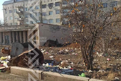 Gəncənin bu küçəsində zibil tullantı qutuları əvəzinə ətraf əraziyə atılır