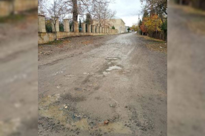 Təhsil dalınca düşən gəncəli şagirdlər yollarında palçıq və gölməçələrlə qarşılaşırlar