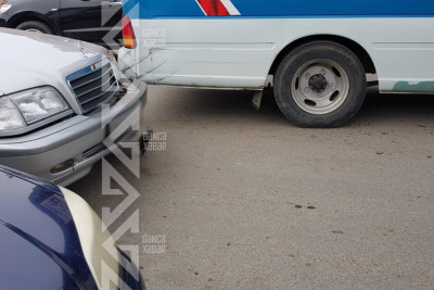 Gəncədə minik maşını sərnişin avtobusuna çırpılıb