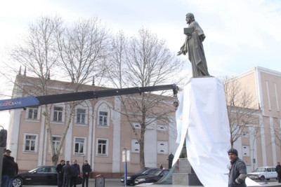 Gəncədə ötən əsrin ortalarında ucaldılan heykəl restavrasiya edilib