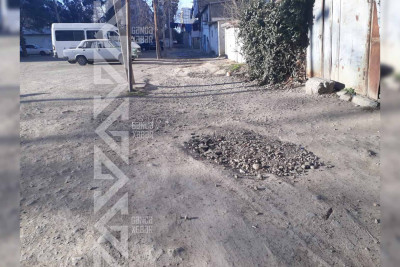 Gəncənin daha bir yaşayış binasının qarşısında asfalt yoxdur